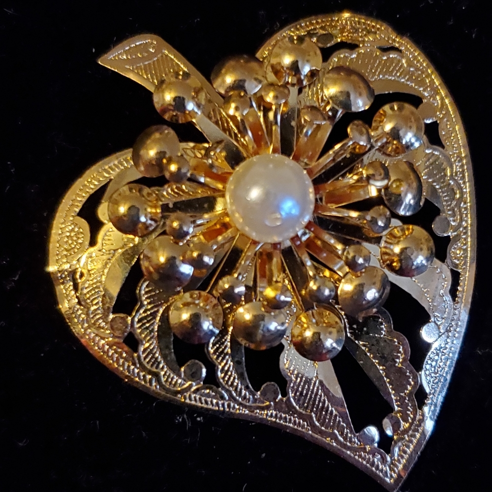 Vintage goldtone leaf brooch with faux pearl